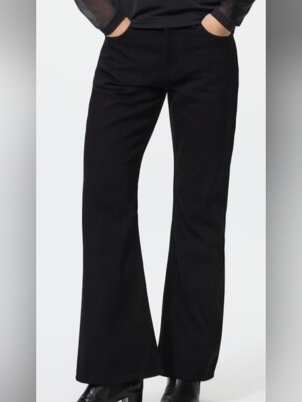 Uniqlo Women’s Boot Cut Jeans in Black 23inch Waist, Slimm Fit Flared